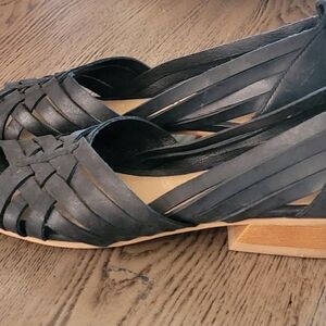 Black lucky sandals, sz 6